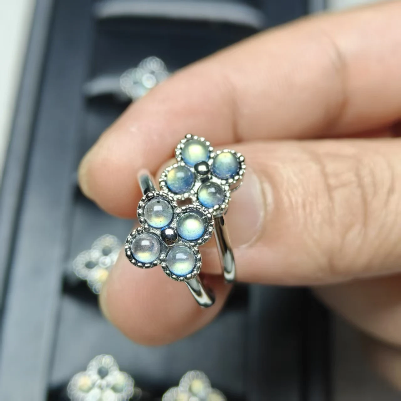 Xingyu Natürlicher Labradorit-Blumen-Ringhalter aus Kupfer, Modischer Hochwertiger Schmuck, Bewegliche Ringe mit Verstellbarer Öffnung als Geschenk – Detail 2