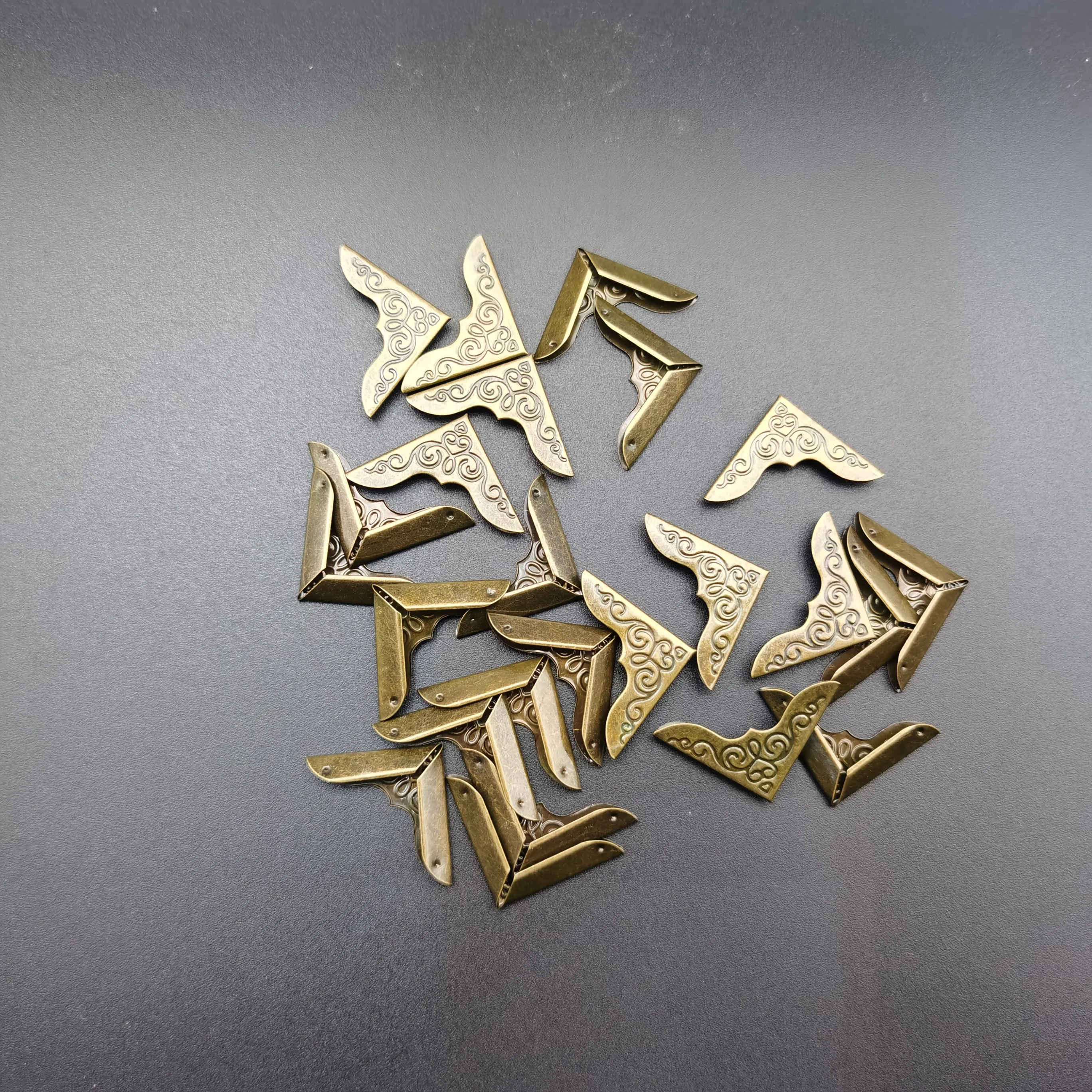 24 Stück Retro-Dreieck-Album-Eckenschutz aus Metall – bronzefarbene Kantenschutz für Scrapbooking, Menüs, Notizbücher – langlebiges Buch