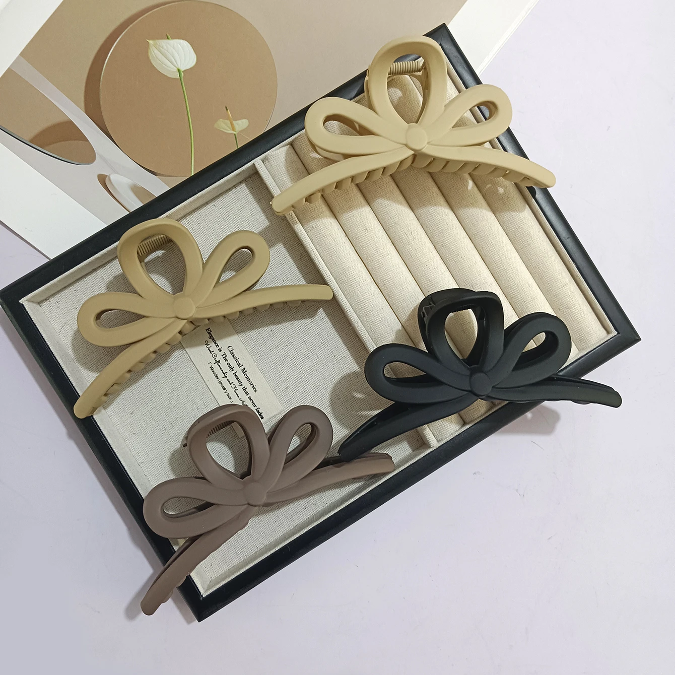 

The coffee color fastens the bow to hollow out the hair claw to use in the back of the head to suit the daily party use