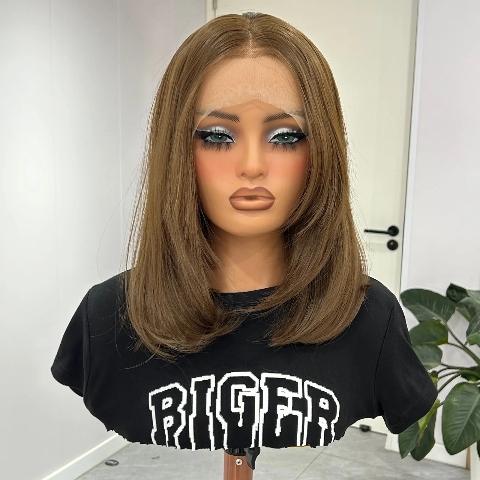 Короткий волнистый коричневый боб Синтетический парик Многослойный до плеч Средняя часть Натуральные прямые 13X4 Парики спереди на шнуровке для женщин Ежедневное использование