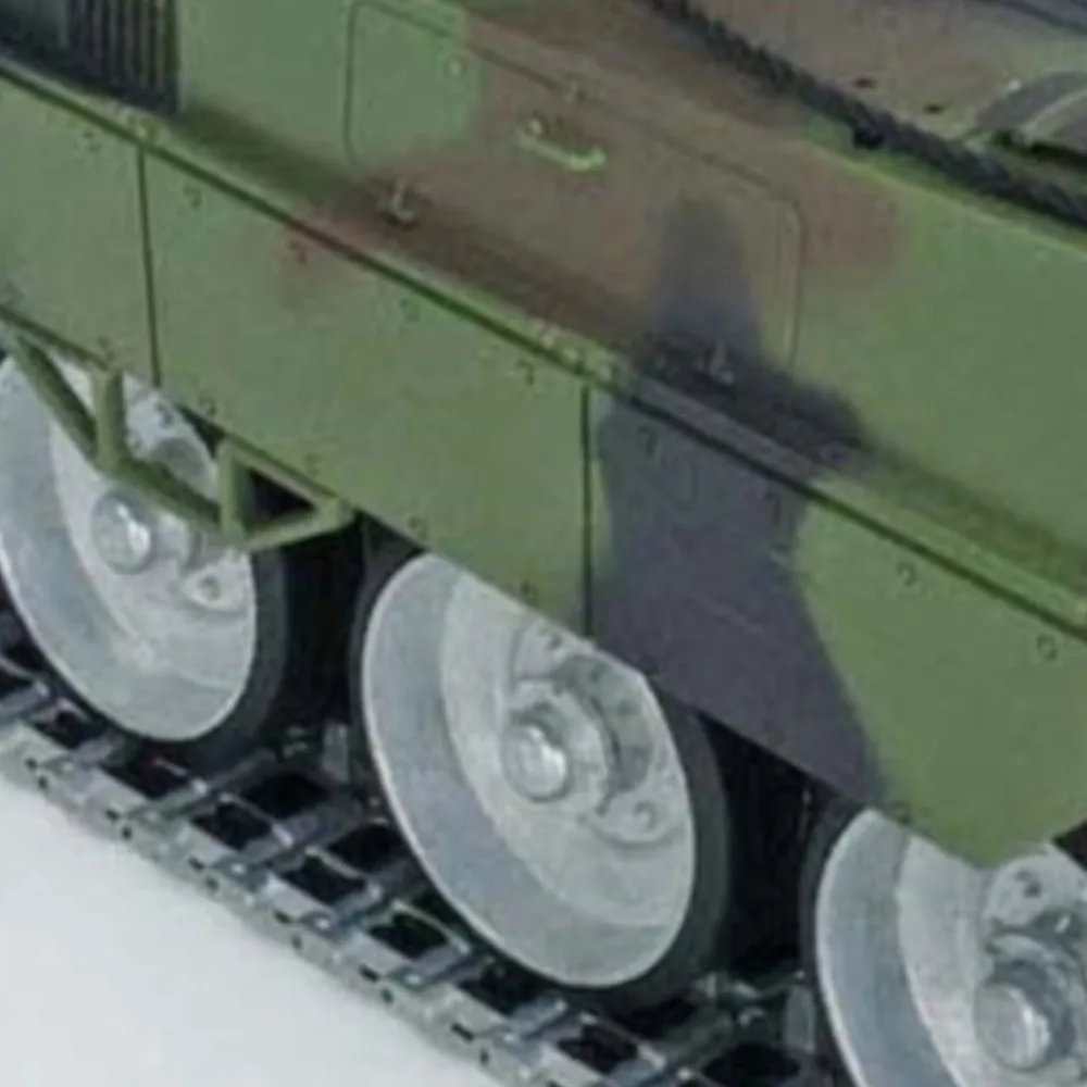 

Радиоуправляемая модель танка Henglong Leopard 2A6 7.0 (1/16) с откатом ствола, металлическими гусеницами и резиновыми накладками, модель военной техники на пульте управления