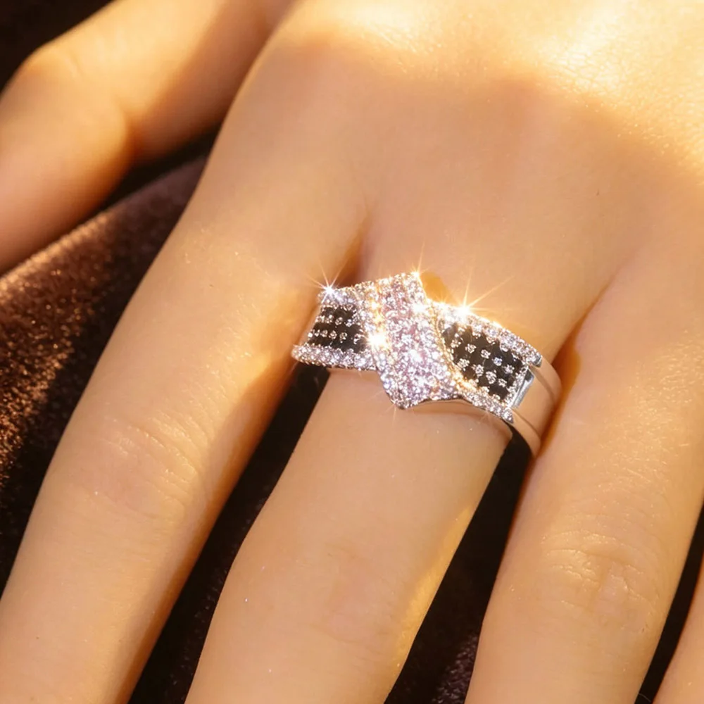 1 Pc Micro-set Synthetic Zirconia Ring with Unique Layered Contrast Design, Eye-catching Luxury Appearance, Suitable for Daily Wear, Banquets and Anniversary Gifts, Women's Jewelry Ring