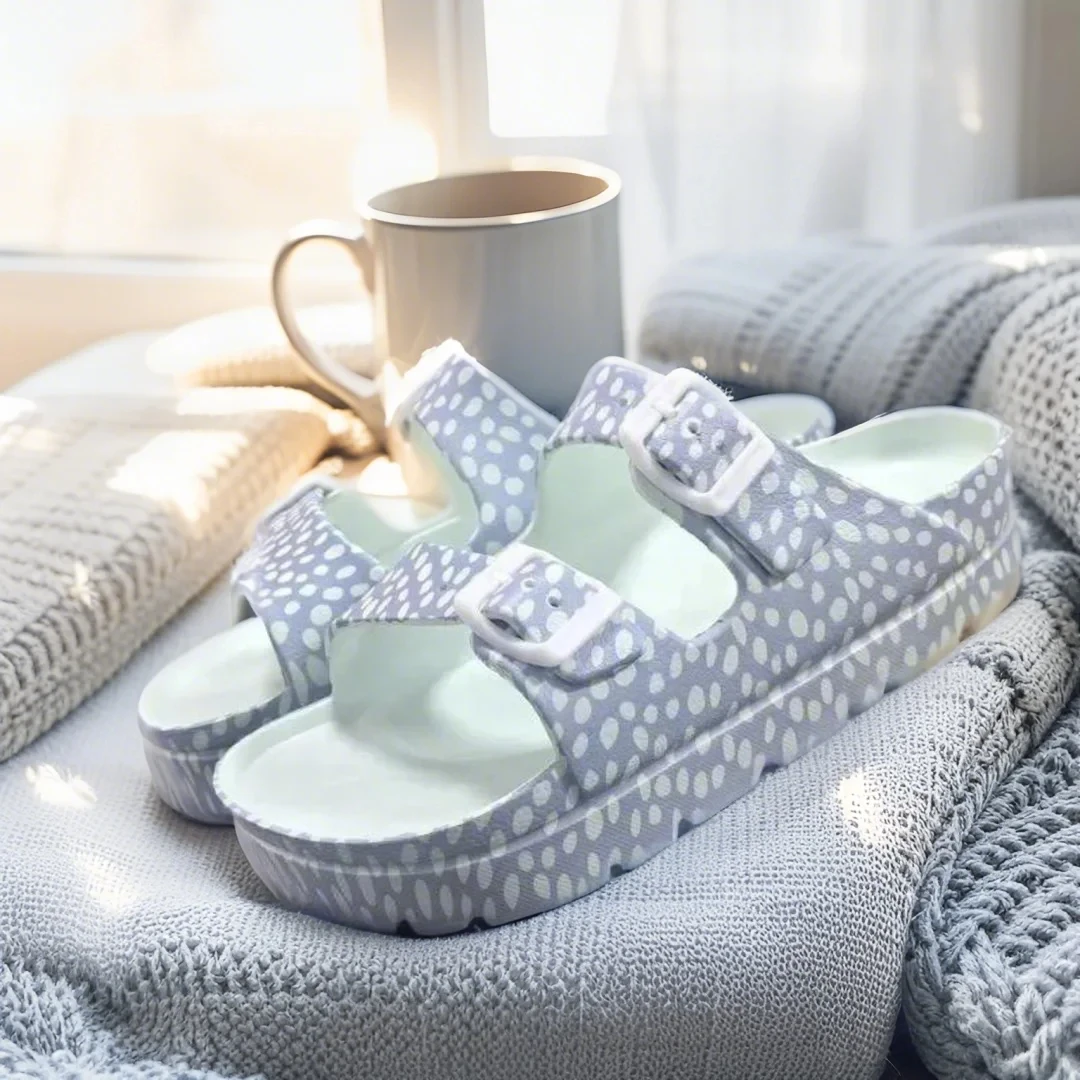 تصميم المنصة ينتهي الأحذية النسائية ذات الهالة الطويلة، بينما تصادم عناصر منقطة حية مع عبوة الموضة. من كومو #4