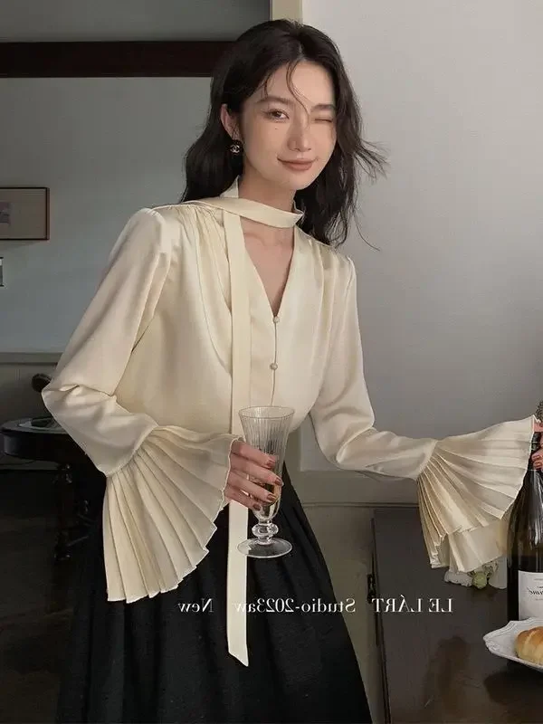 Nuovo design di nicchia Top in raso Camicia ampia e versatile Camicia a nastro con maniche a fisarmonica delicata per le donne all'inizio della primavera