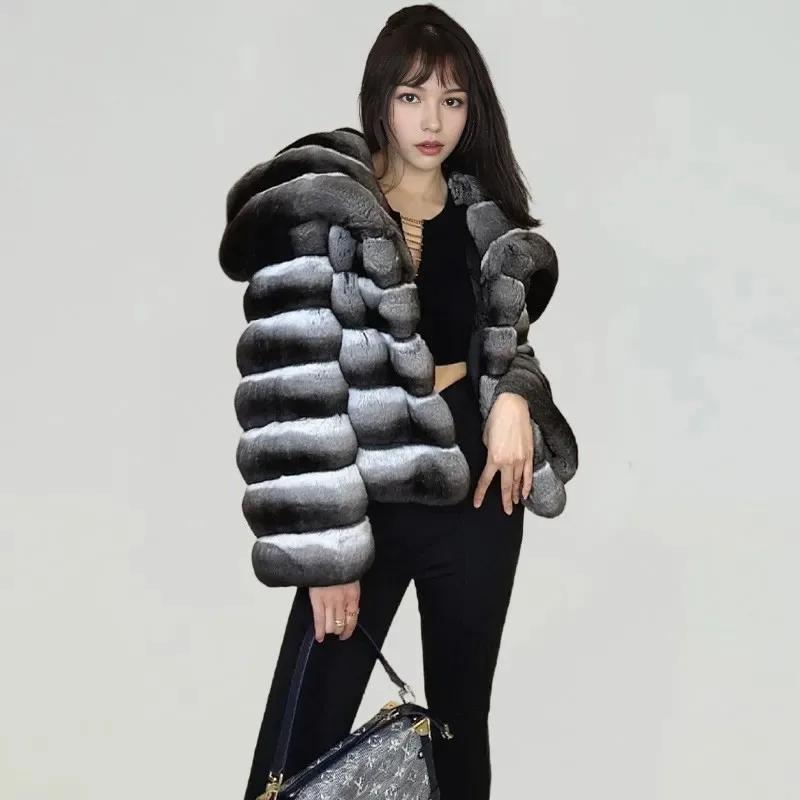 A new gentle two-color short lapel design fur and warm coat