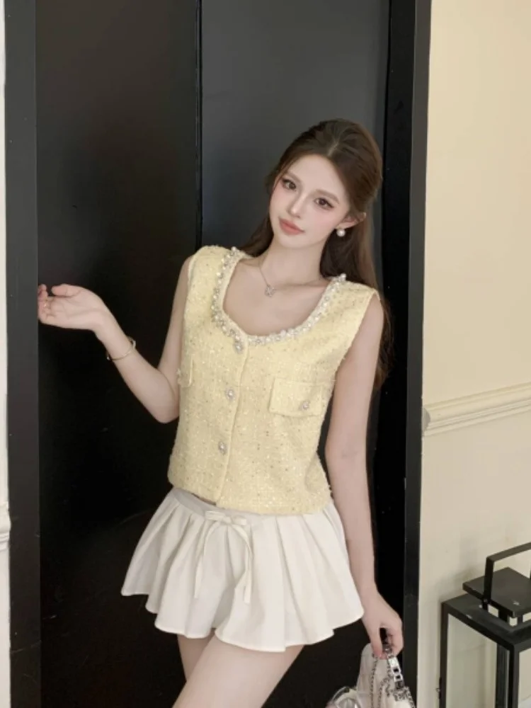 سترة صفراء دائرية بزر واحد مزينة بشكل كثيف على الطراز الكوري، إصدار جديد 2025 بتصميم فرنسي صغير