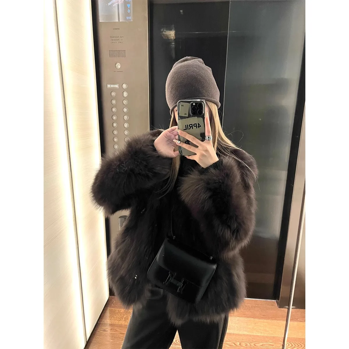 Women's 2024 Winter New Style Short Eco-Friendly Faux Fox Fur Coat with One-Piece Fur, Gray for High-End Look