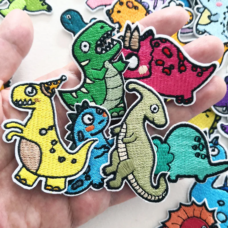 30 pz/lotto Misto Del Fumetto Sveglio Dinosauro Toppe E Stemmi Stiratura per Giubbotti di Stoffa Bambino Adesivi Ricamati Per Bambini FAI DA TE