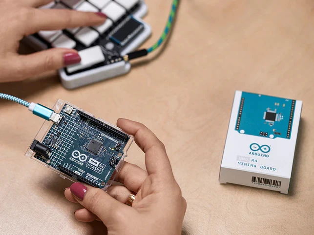 Arduino UNO R4 Rev4 Minima UNO Board,32-bit microprocessor,Arm® Cortex®-M4,12-bit DAC,CAN BUS,OP AMP,6-24V,SWD connector, HID ﻿