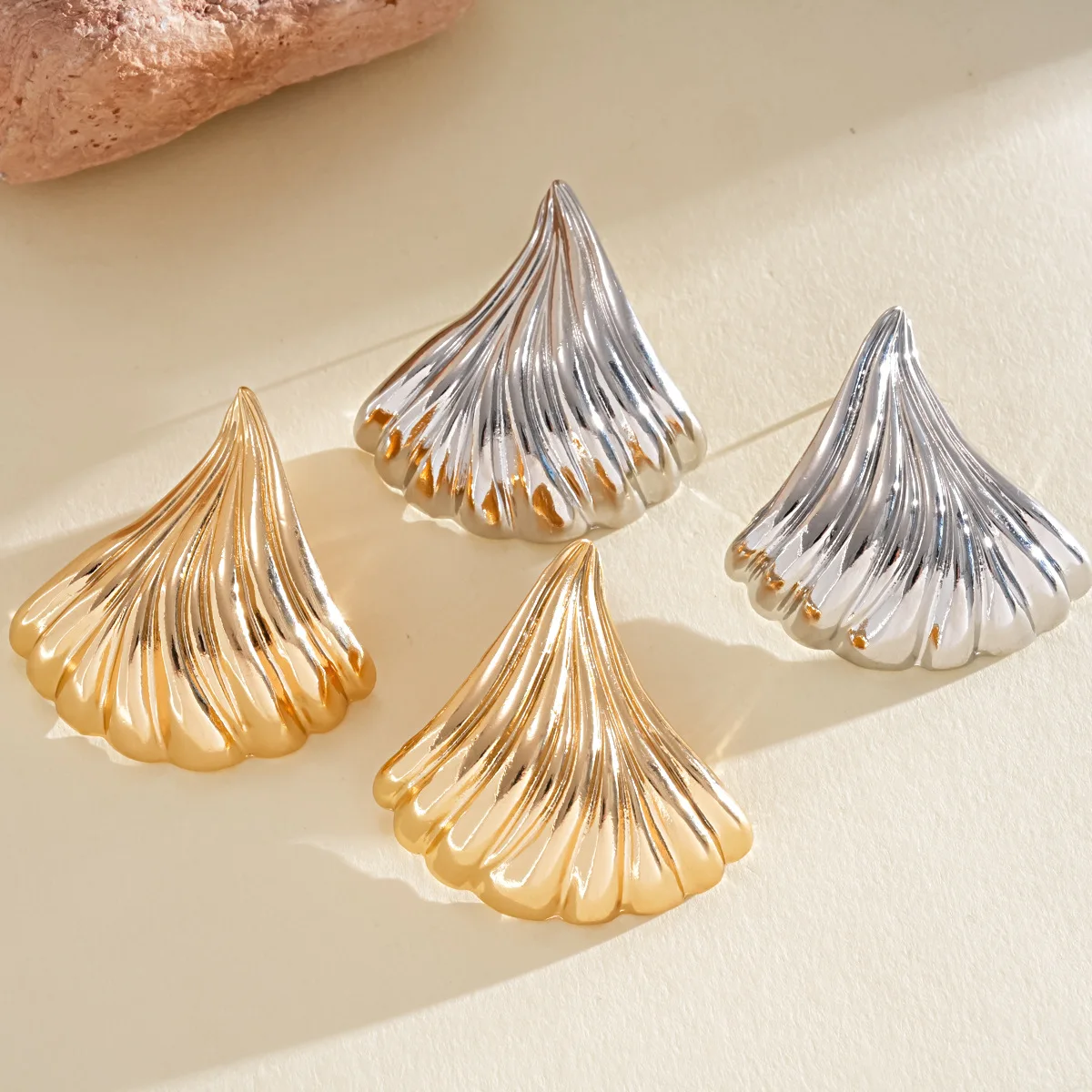 Metal wind shell earrings light luxury high-end stud earrings niche design non-collision earrings women's wholesale