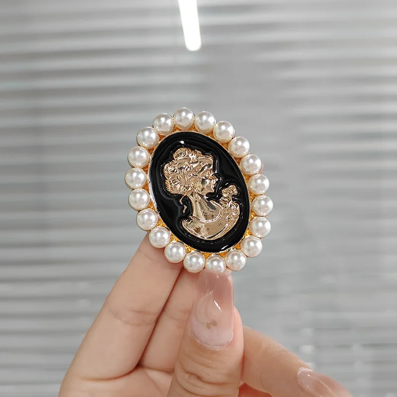 Classic Retro Pearl Beauty Head Brooch For Women Elegant Queen Oval Shape Brooch Pin Party Office Casual Clothing Jewelry Gift