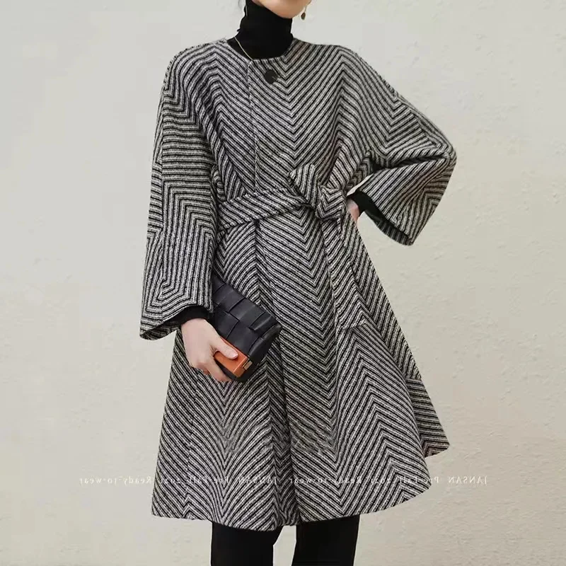 Hepburn Style Niche High-end Felt Woolen Coat 2023 Early Spring New Fitting Women's Temperament Herringbone Pattern Woolen Coat