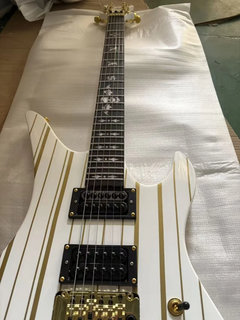 Free delivery, 6-string guitar, rosewood fingerboard, white body with golden lines, tremolo bridge.