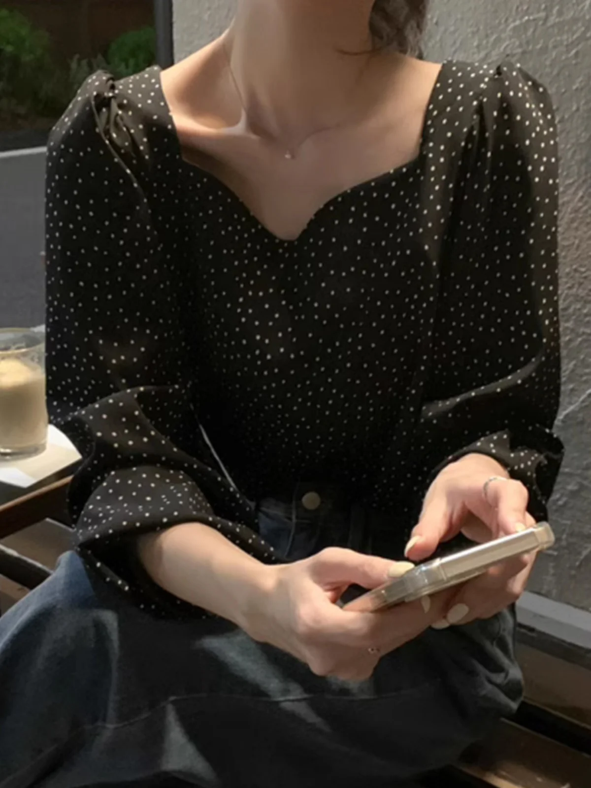 قميص أنيق بأكمام فقاعية للنساء فضفاض بياقة مربعة للتخسيس منقط على الطراز الكوري وأكمام طويلة وطول قصير