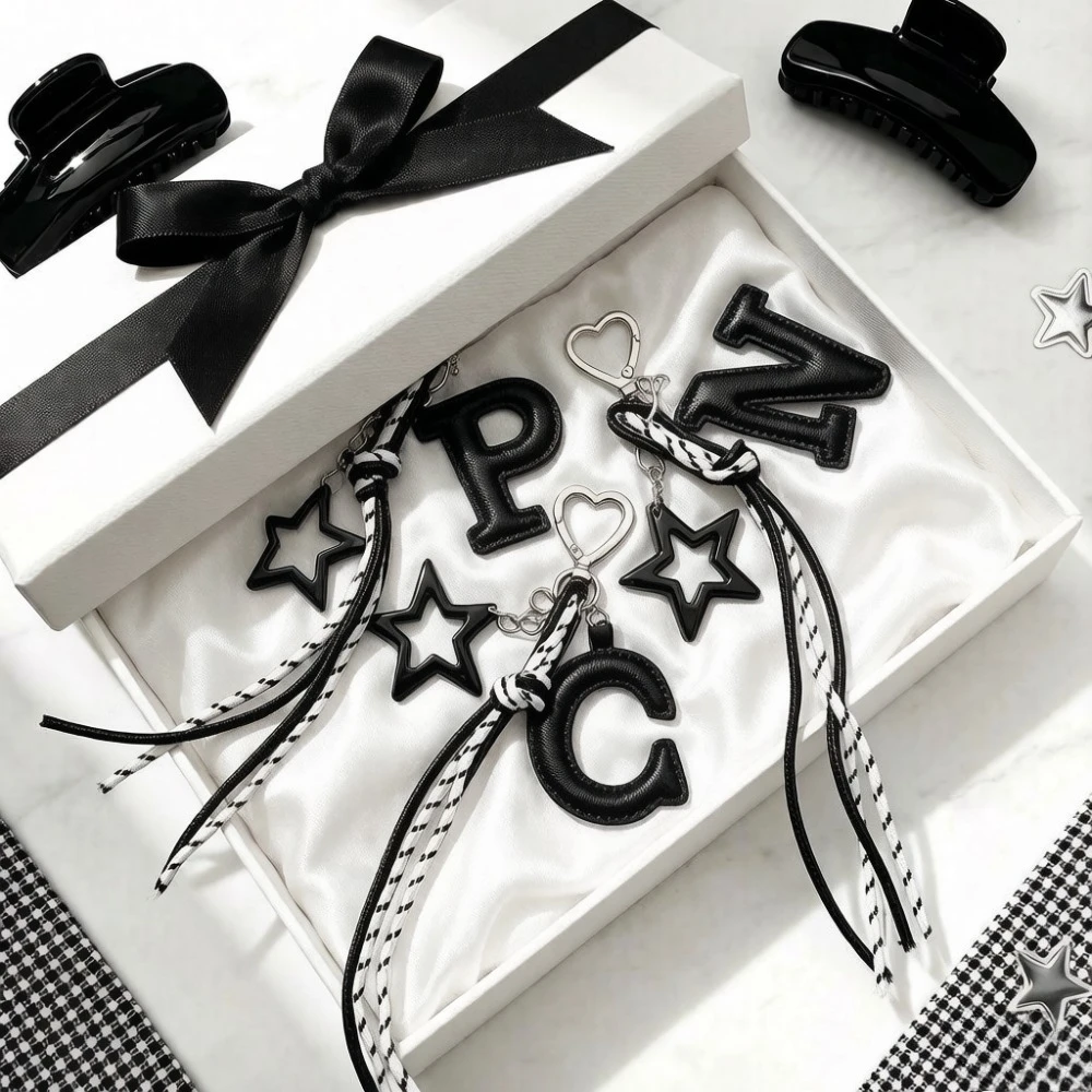 Leder A-Z Initialen-Schlüsselanhänger mit Stern-Quaste und Herz-Verschluss, Alphabet-Taschenanhänger, Personalisierter Geldbörsen- und Rucksackanhänger, Kleines Geschenk – Detail 3