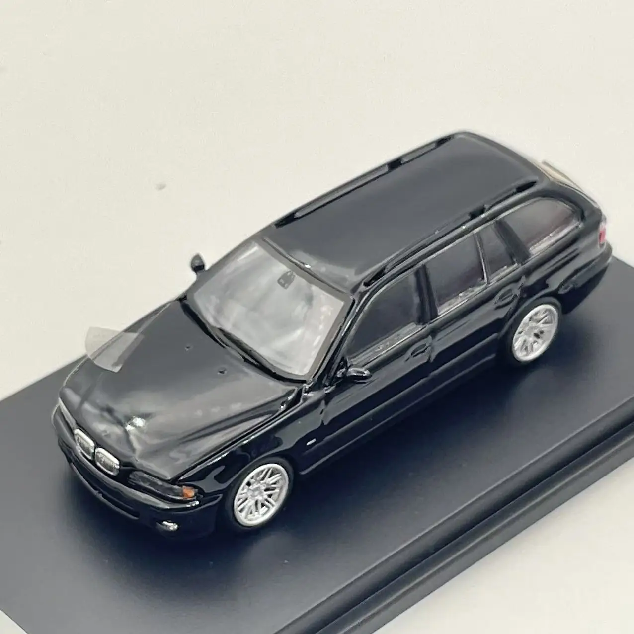 1/64 Scale E39 Sedan & Touring & 1996 E39 Black Blue Grey Silver and Dark Green Die-cast Alloy Car Model Display Piece