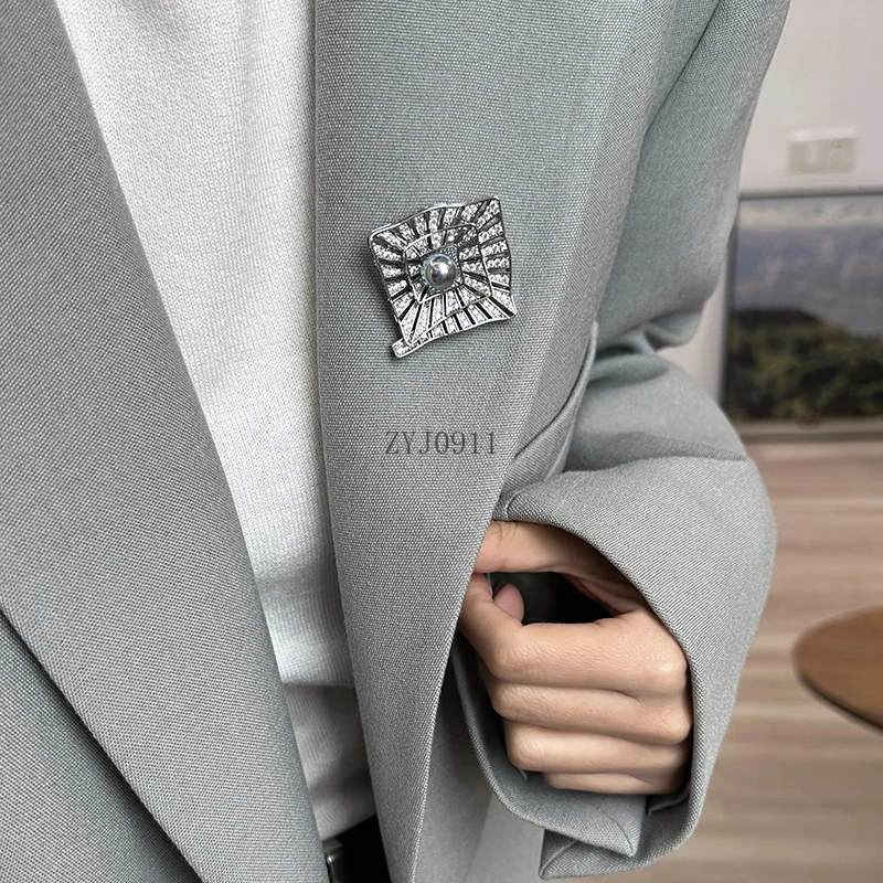 컬러 실버 그레이 진주 미로 기하학적 브로치 하이 엔드 절묘한 패션 핀 스웨터로 장식 된 하이 엔드 강한 빛