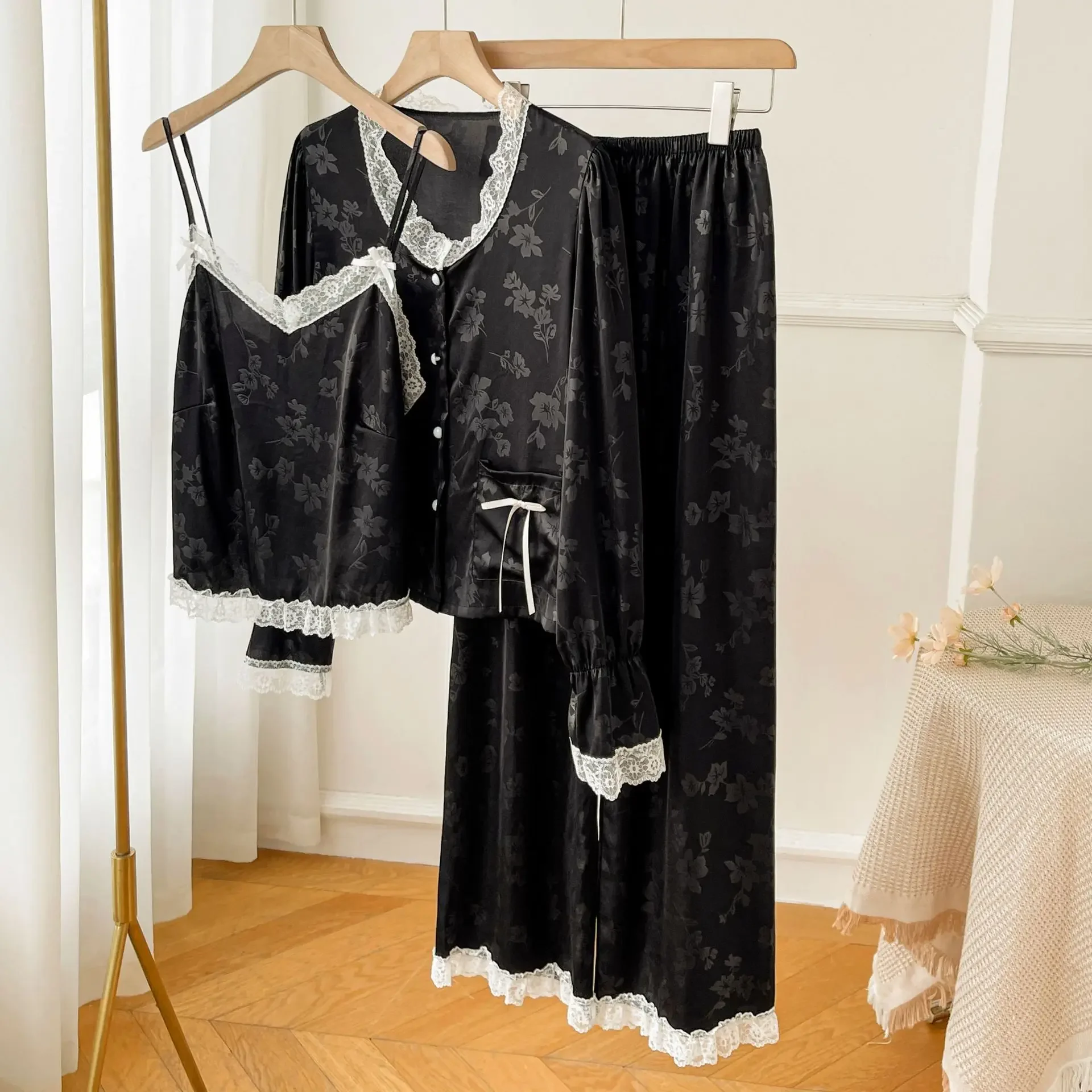 

Атласные пижамы из 3 предметов, женские весенне-осенние пижамы, сексуальная рубашка на подтяжках с кружевными краями, комплект брюк, ночная рубашка, свободная повседневная домашняя одежда