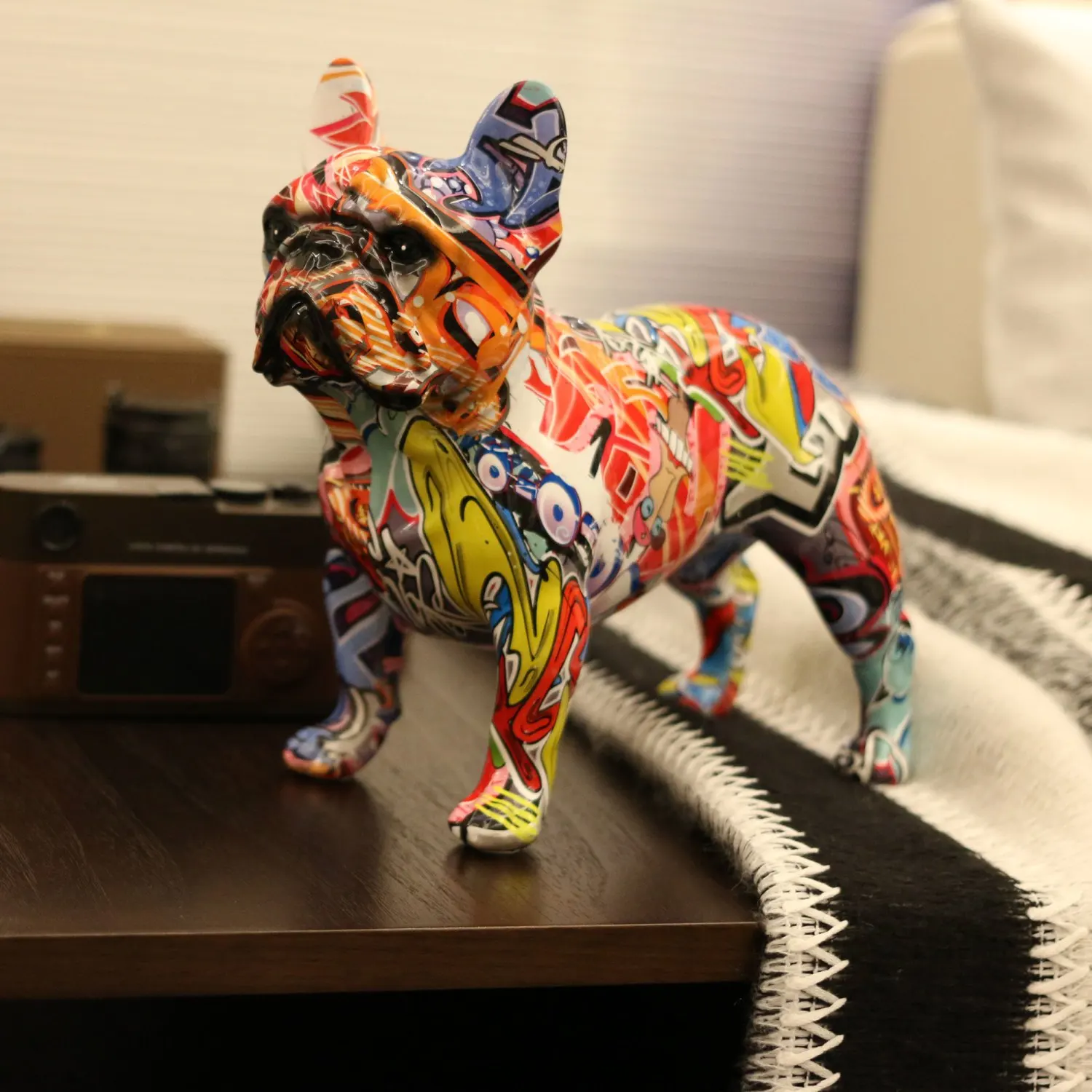 Kleurrijke staande Franse Bulldog hars standbeeld decoratie, hond DIY graffiti ambachten, desktop dier standbeeld ornament.