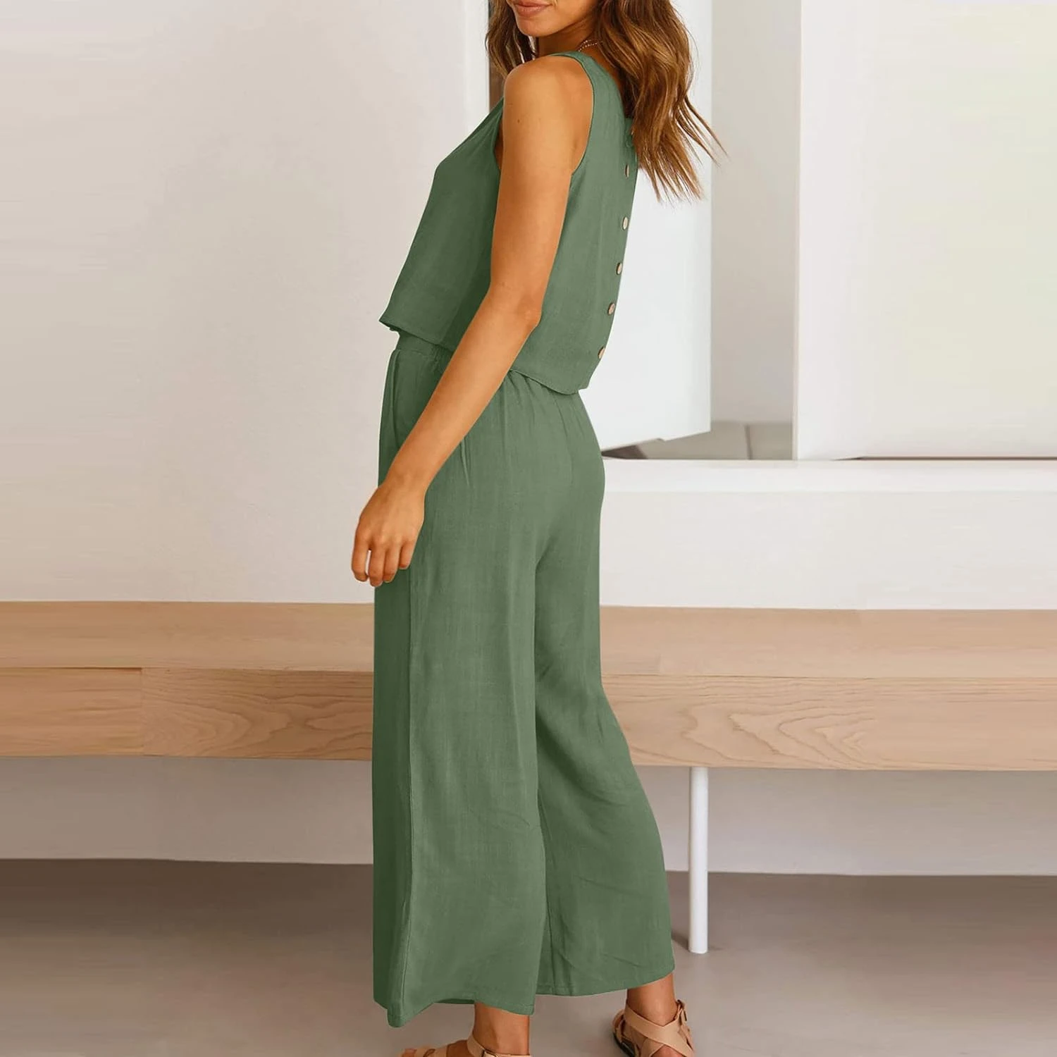 Trendy and stylish wide-leg pants and tank top set for women - Comfortable and chic two-piece lounge outfit - Perfect summer ens