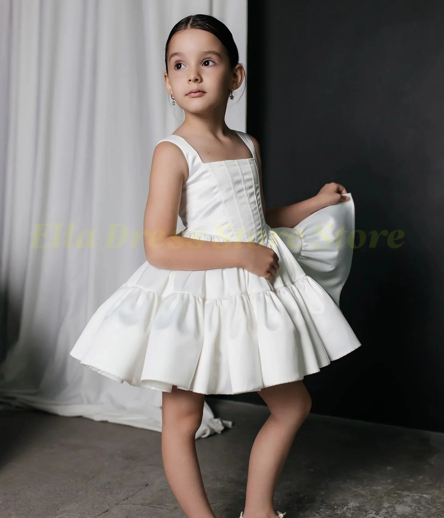 Großhandel Maßgeschneidertes Satin-Blumenmädchenkleid Elfenbeinfarbenes Hochzeitskleid für Kleine Mädchen Mini-Kleinkind-Festkleid Quadratische Kommunionkleider – Detail 1