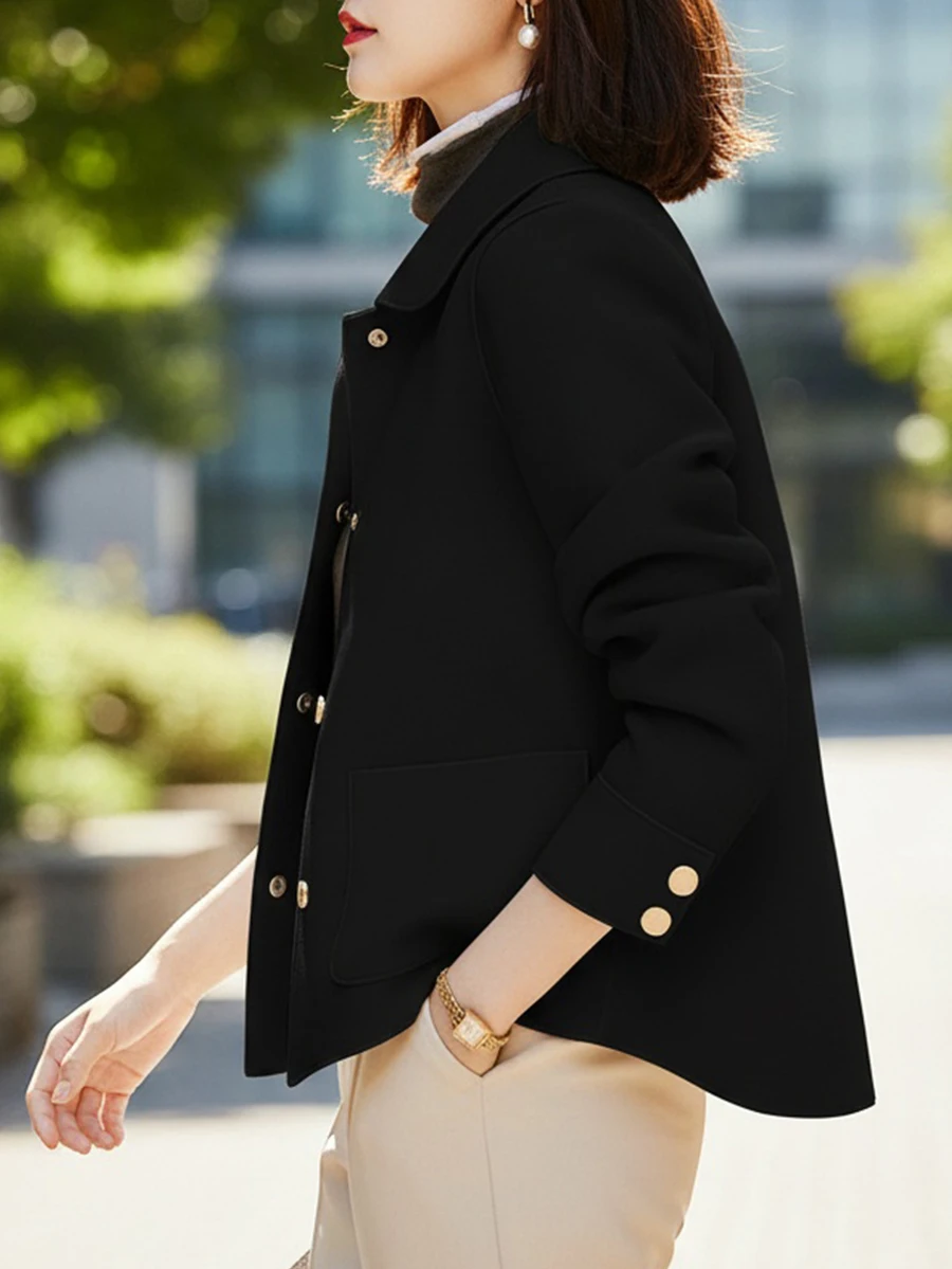 

Женское черное короткое пальто из смесовой шерсти с золотыми пуговицами