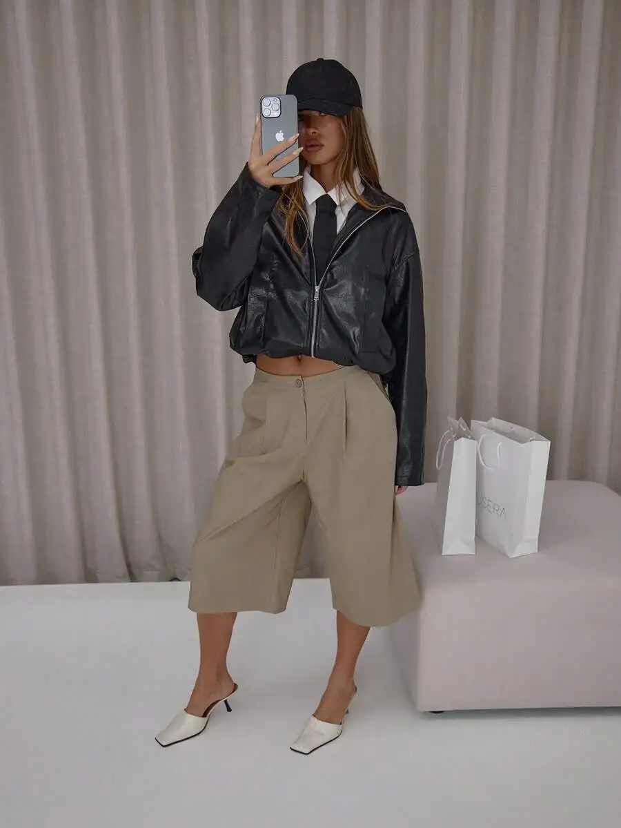 

Oversized Pleated Low-Rise Wide-Leg Shorts in Beige - Streetwear Style