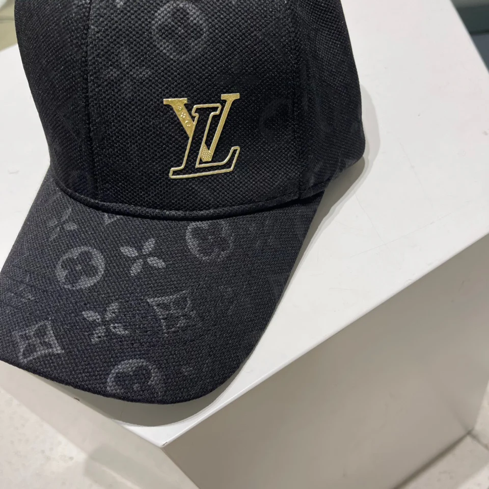 Universal baseball cap Louis Vuitton in retro style with baseball