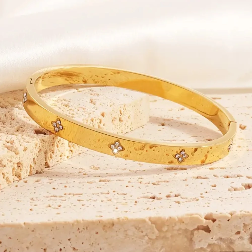 Hochwertiger vierblättriger Kleeblatt-Armreif aus Edelstahl für Frauen mit Zirkonia-Inlay, stapelbarer Lucky Love-Schmuck