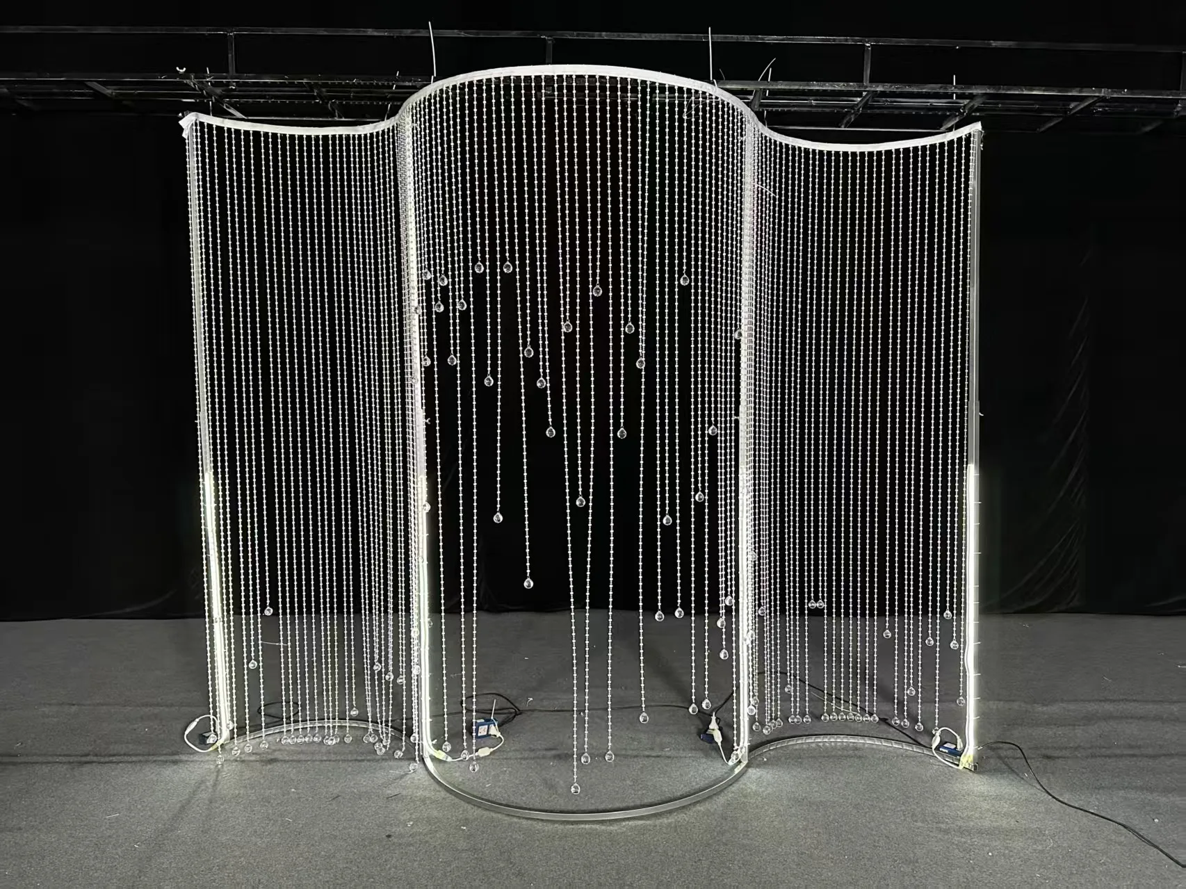 

H7.2 FT X W8 S Форма Золото/белый/черный/серебристый Белый Свадебная арка Золотая изогнутая подставка для фона с акриловой занавеской