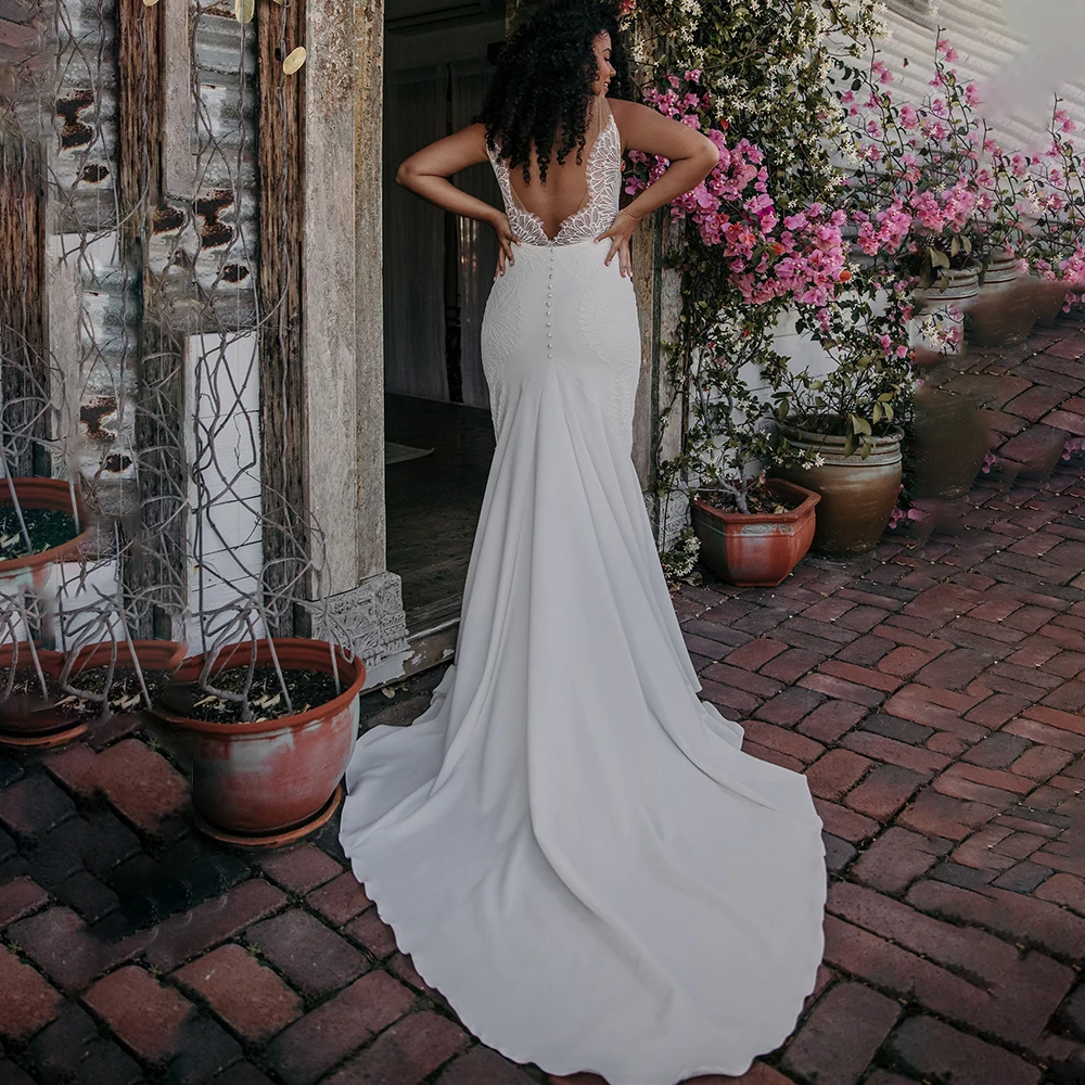 Vestidos de novia de encaje con tirantes finos de sirena, botones hechos a medida, sin espalda, ajuste y llamarada, vestido de novia largo minimalista con microcuello en V