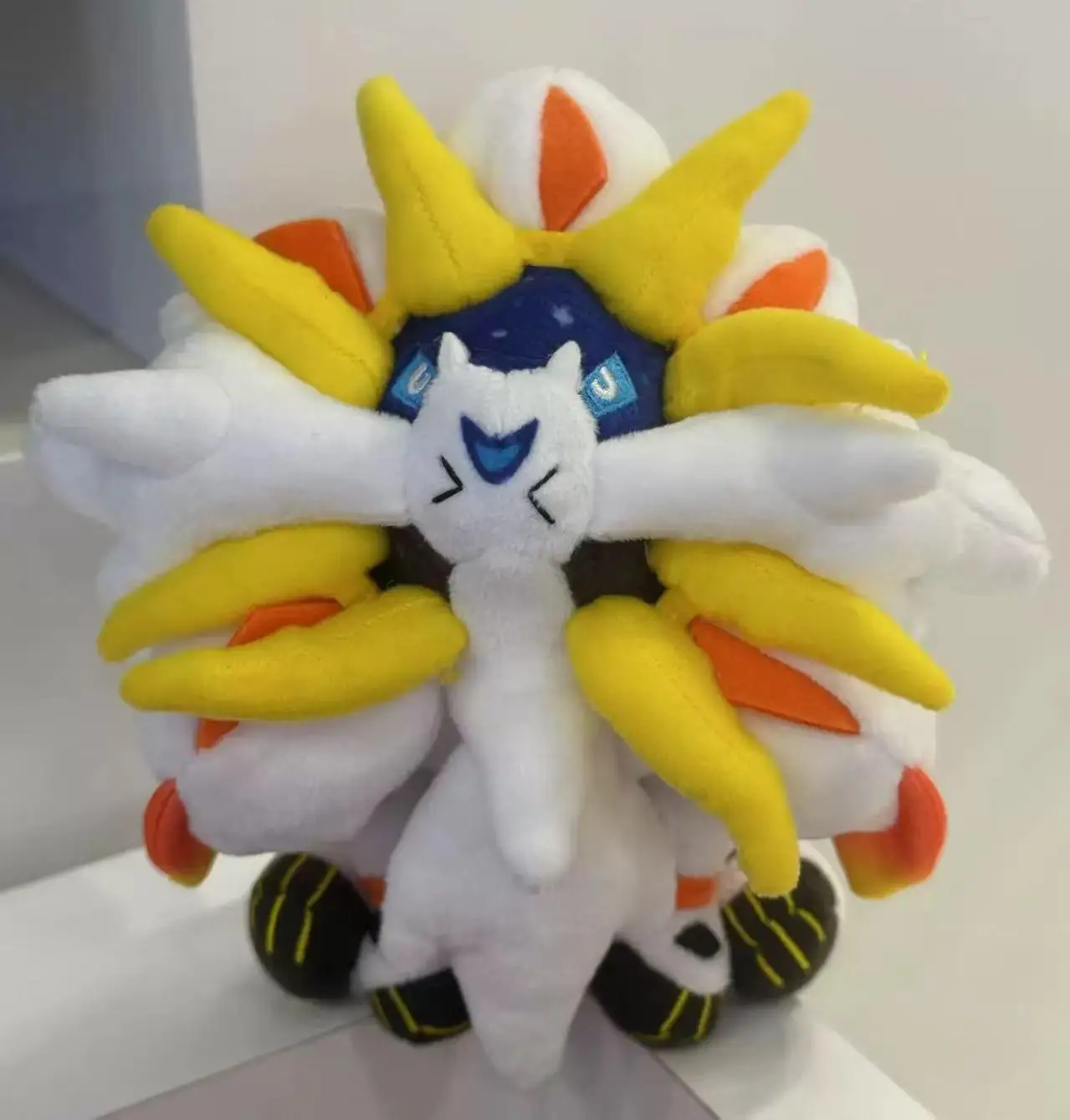 Een Pokemon-knuffel uit de regio Alola, een Kosmogu Ferro-mantisbeeldje, als vakantiecadeau voor vrienden
