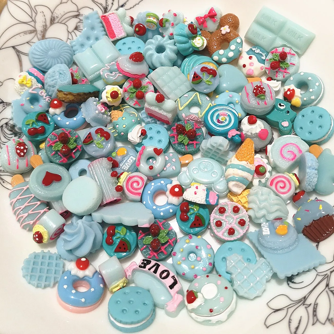 10 Stück Keks Donuts Süßigkeiten Kuchen Harz mit flacher Rückseite Charms Cabochons Mini Figur Puppenhaus Miniatur Handwerk Haarschmuck Mädchen – Detail 2