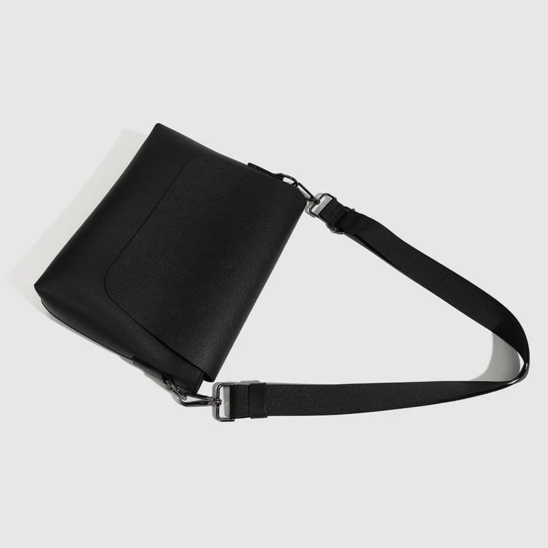 Fashionable and personalized crossbody bag for men, lightweight and simple small square bag, versatile and trendy shoulder bag