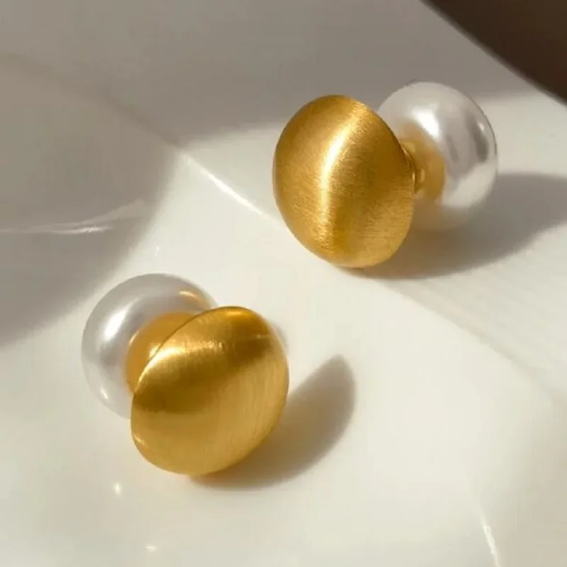 2024 New French Elegant Gold Color Bean Spliced Flat Pearl Stud Earrings for Korean Fashion Jewelry Party Women Sweet Accessory