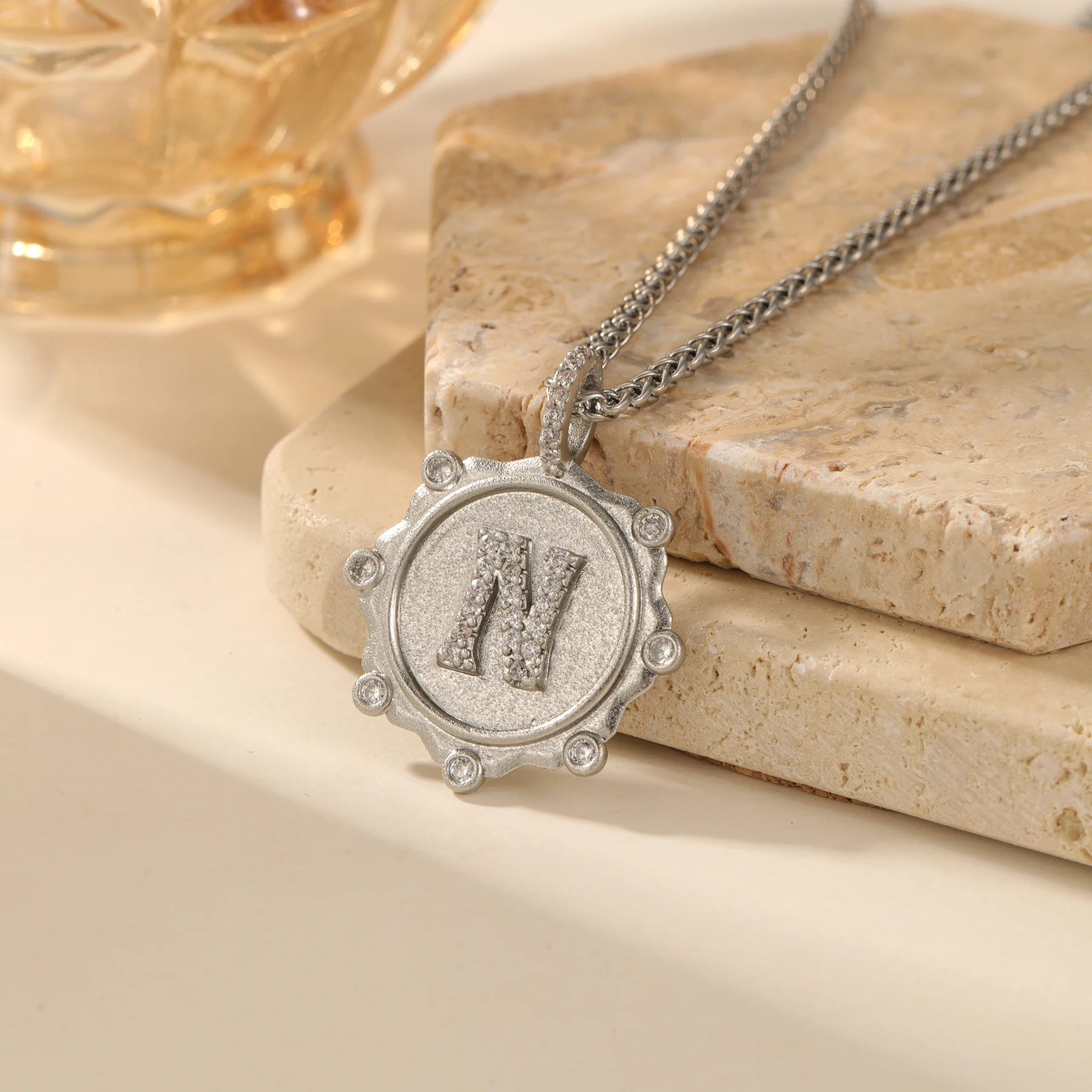 

Серебряное ожерелье с подвесками-монетами в виде букв алфавита, индивидуальные 3D-подвески с инициалами, роскошные ювелирные изделия, подарки на День святого Валентина для мужчин, серебряные элементы