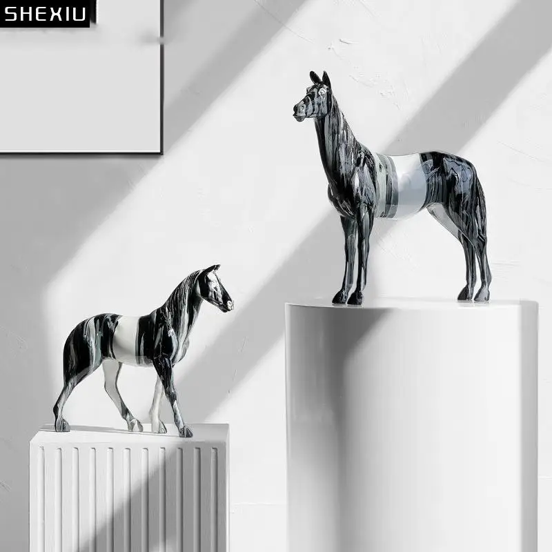 

Painted Horse Crafts Animal Resins Sculpture Aesthetic Room Decor Creative Horse Artwork Minimalist Statue Desk Decoration