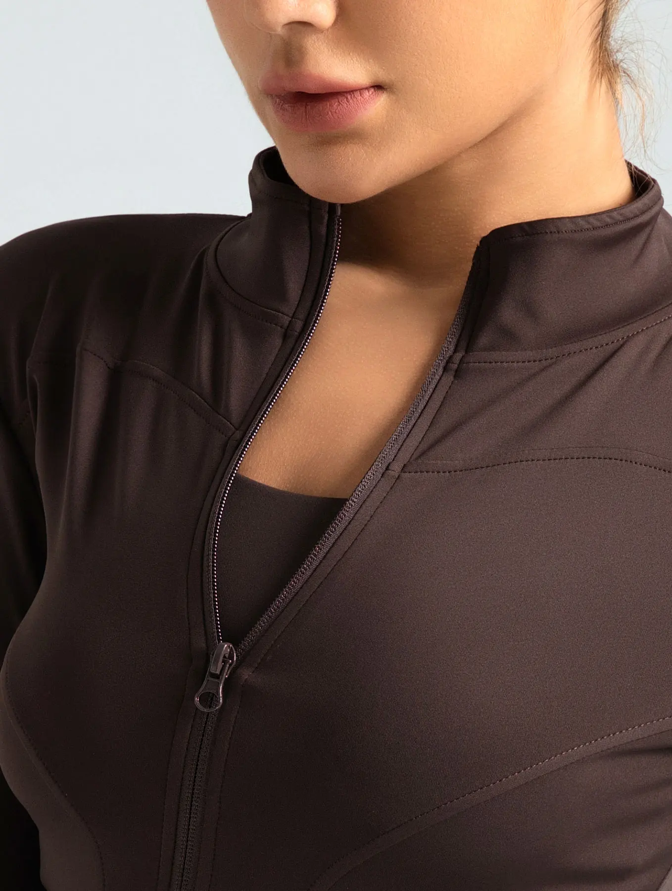 Giacca sportiva nuda, tuta da fitness yoga attillata e traspirante, giacca da corsa, donna all'aperto