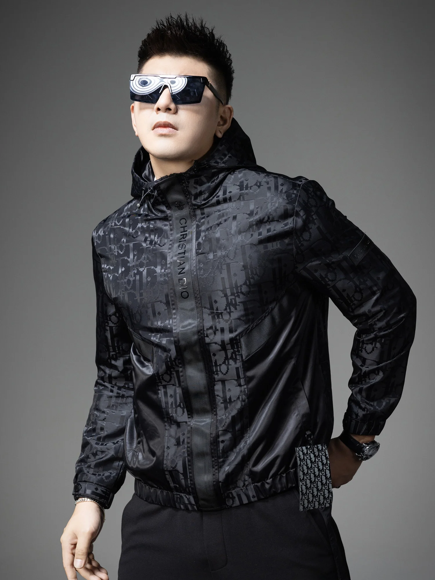

Мужская черная рабочая куртка Urban Fashion с вышивкой и капюшоном, новая модель, весенняя, высококачественная, молодежная, из полиэстера, с длинными рукавами, на молнии.
