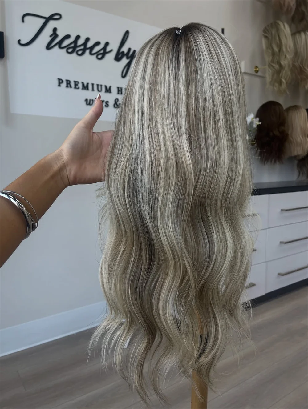 

Пепельно-русый балаяж 28-дюймовый длинный синтетический парик спереди, детские волосы, мелирование, натуральный свободный волнистый парик, парик с темными корнями, реалистичный вид