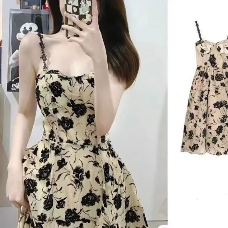 Women's 2024 Spring and Summer New Escape Princess Style Royal Sister Bombing Street Pure Desire Hepburn Style Sling Dress