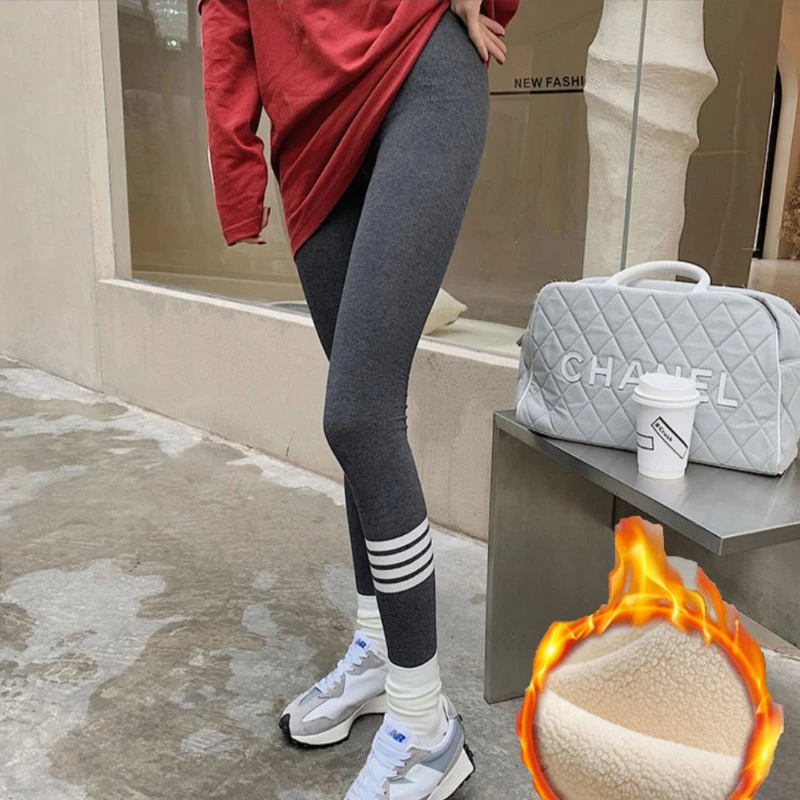 بنطال رياضي نسائي رمادي مضلع خفيف الوزن شبكي بدون خياطة لملابس رياضية مخططة متباينة لفصل الصيف والخريف