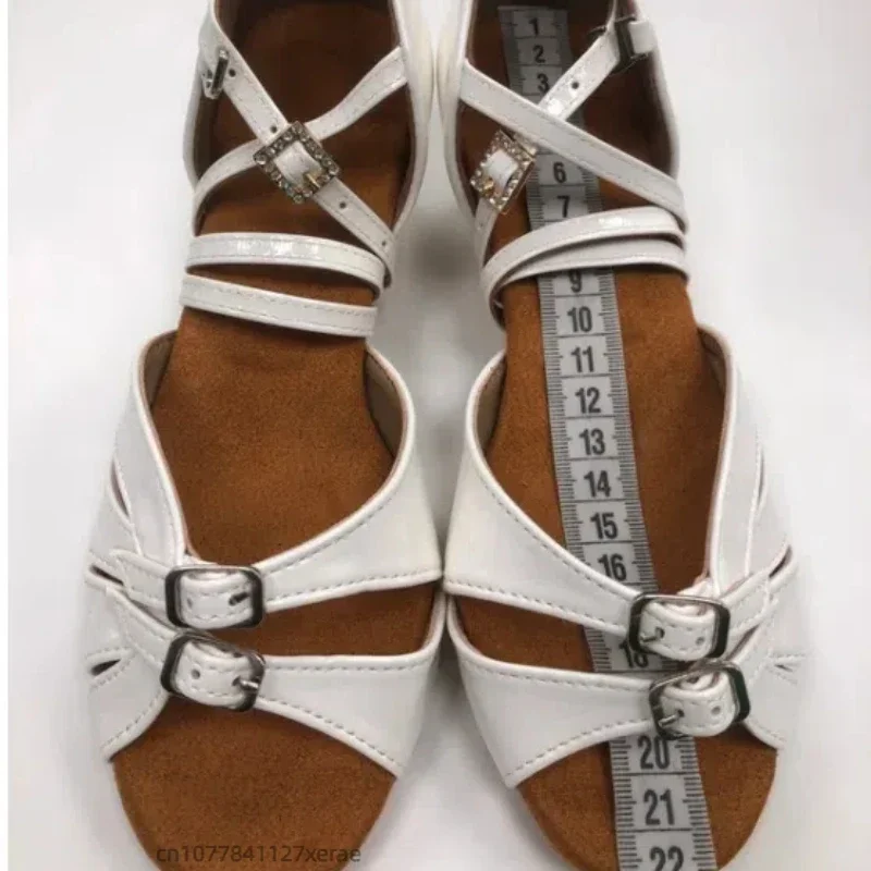 รองเท้าเต้นรำแบบละตินสำหรับผู้หญิง รองเท้าเต้นรำแบบส้นเตี้ยพื้นนุ่มสำหรับเด็กผู้หญิงและผู้ใหญ่ ทนทานต่อการสึกหรอ เหมาะสำหรับการแข่งขันเต้นรำ