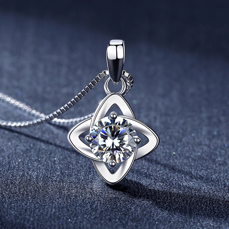 Four Leaf Clover Moissanite Pendant Light Luxury Temperament Versatile Collarbone Chain Female Fashion Korean Windmill Necklace