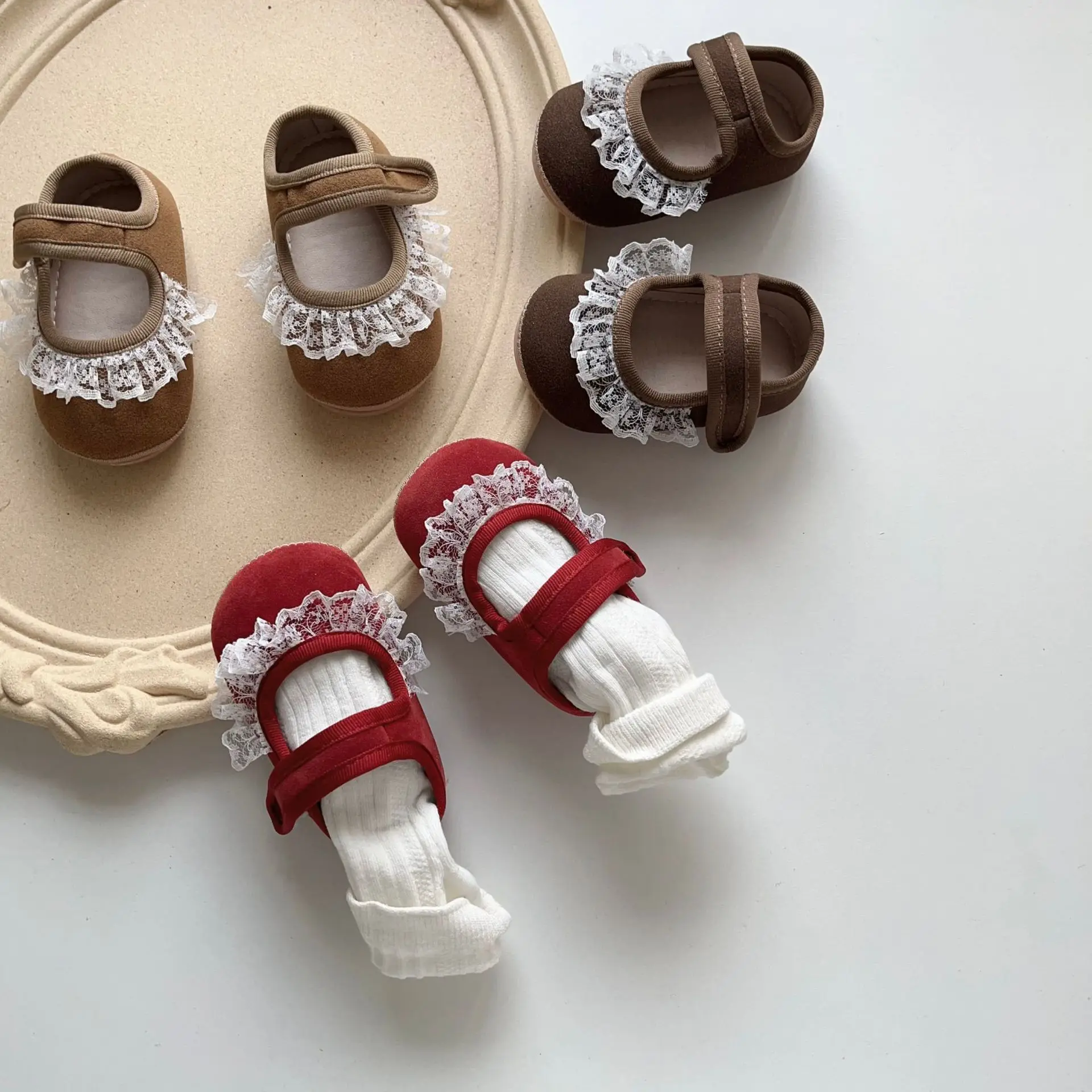 

Новинка 2023 года, осенняя детская обувь, одинарные туфли в стиле ретро для девочек, милые кружевные бархатные детские нескользящие туфли из искусственной кожи на мягкой подошве для малышей