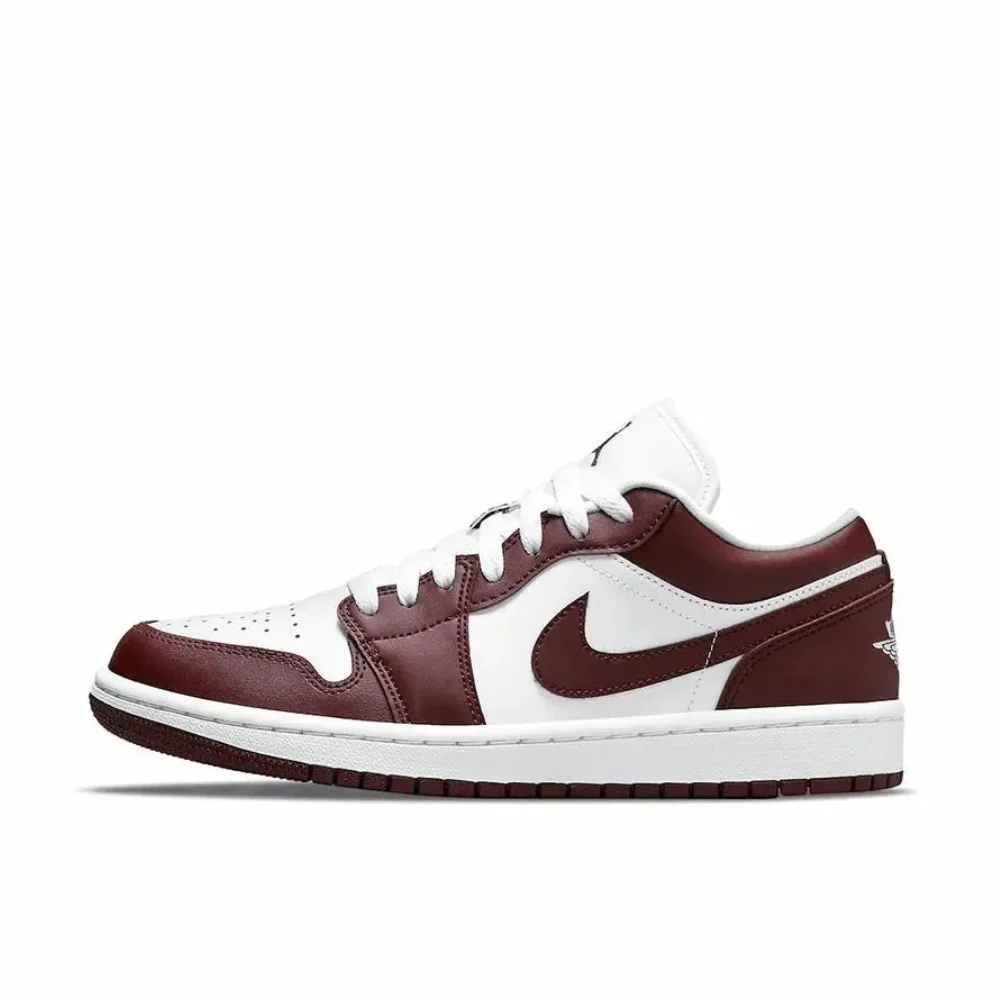 Nike White Burgundy Colorway Air Jordan 1 Low รองเท้าบาสเก็ตบอลสําหรับบุรุษและสตรีรองเท้าผ้าใบกันลื่นสวมใส่สบาย