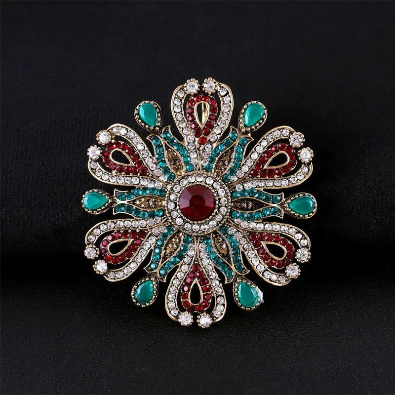 Retro Court Style Luxury Brooches for Women Vintage Metal Crystal Hollow Badge Pin Men Women Suit Coat Corsage Accessory