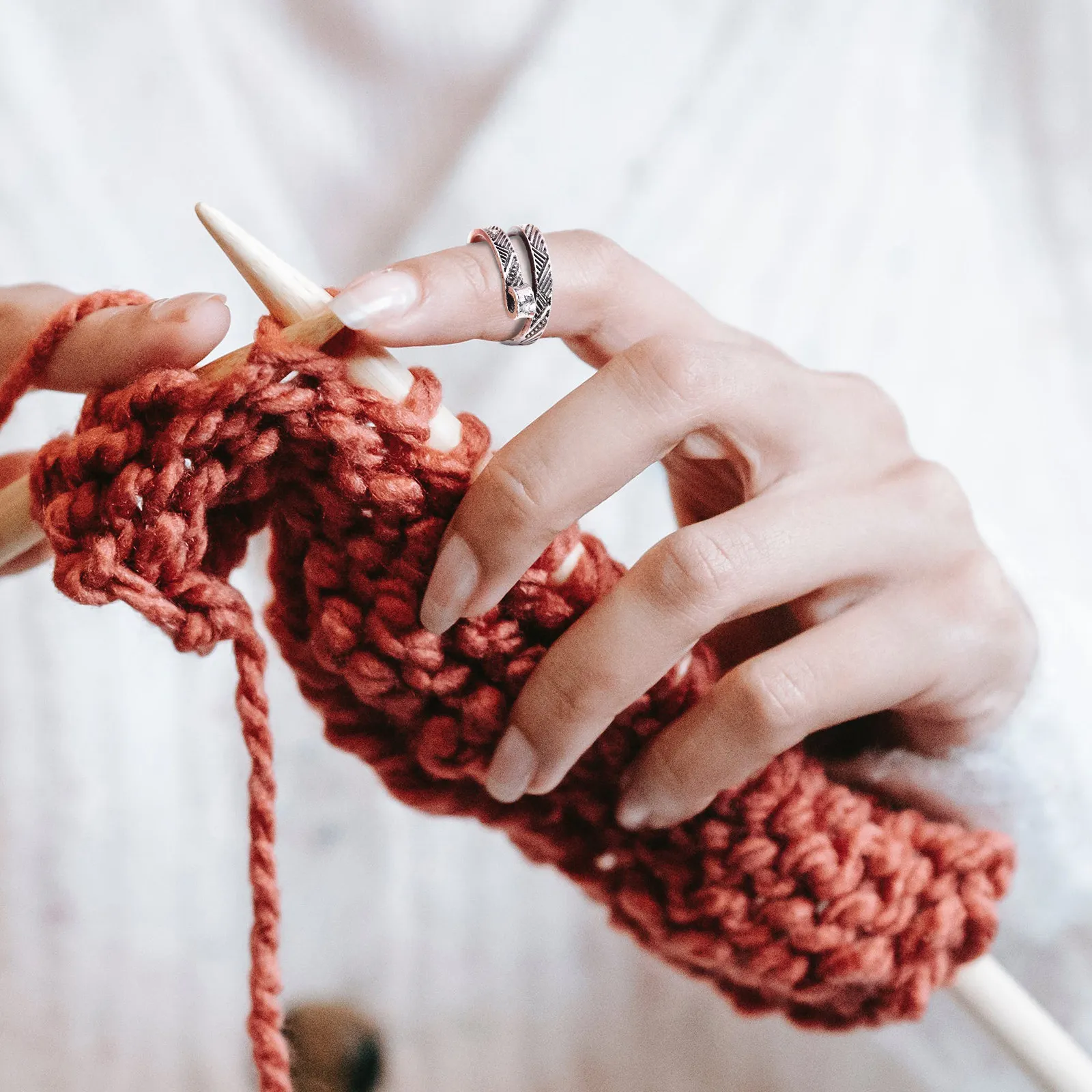 

2 шт. медных регулируемых кольцевых держателей для пряжи, направляющих для пальцев, для вязания крючком, шитья, рукоделия, аксессуаров для вязания, ниток