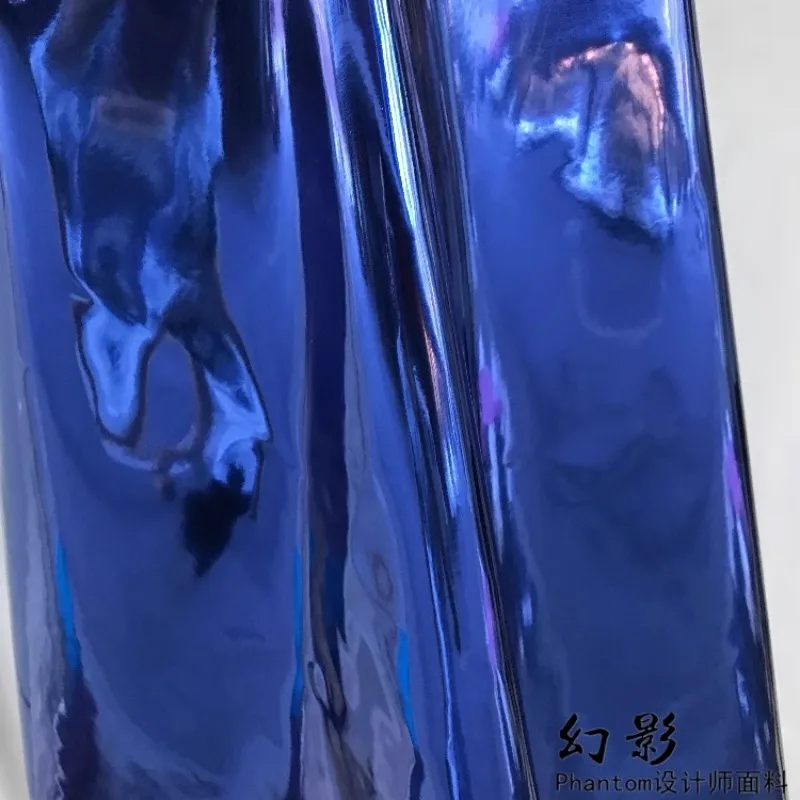 Bahan Kain kulit PU พื้นผิวมันวาวโลหะกระจกยืดหยุ่นได้สำหรับนักออกแบบเสื้อผ้าบนเวทีวัสดุเย็บผ้าแบบทำมือ