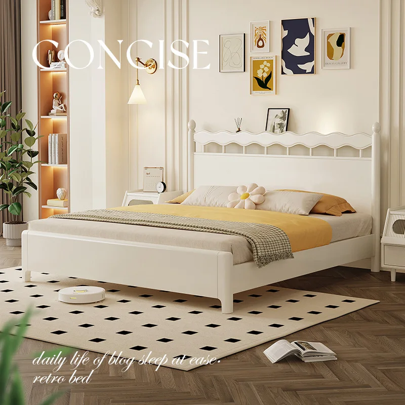 Cama branca do quarto principal, cama moderna e simples de 1,8 metros